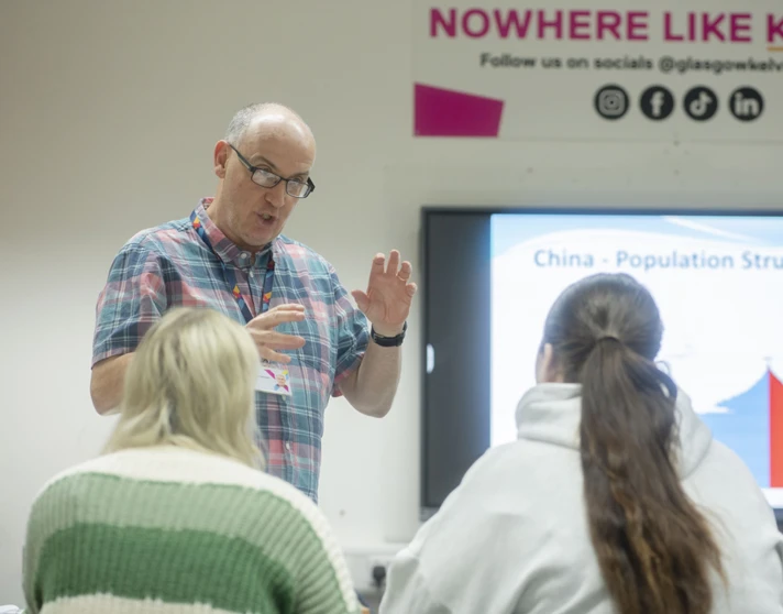 Lecturer speaks to students during a session on population structure, under a “Nowhere Like Kelvin” sign. Lecturer speaks to students during a session on population structure, under a “Nowhere Like Kelvin” sign.